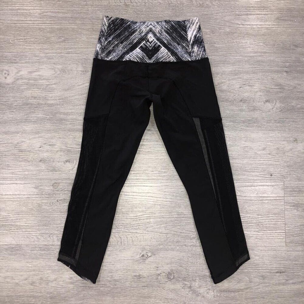 Lululemon Women’s Size 4 Hot To Street Crop Capri Black White Athletica Leggings - Picture 3 of 11